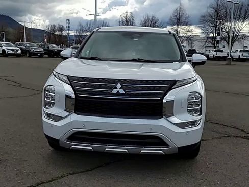Used 2024 Mitsubishi Outlander SE image 3
