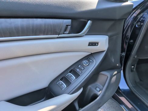 Used 2018 Honda Accord Touring image 14