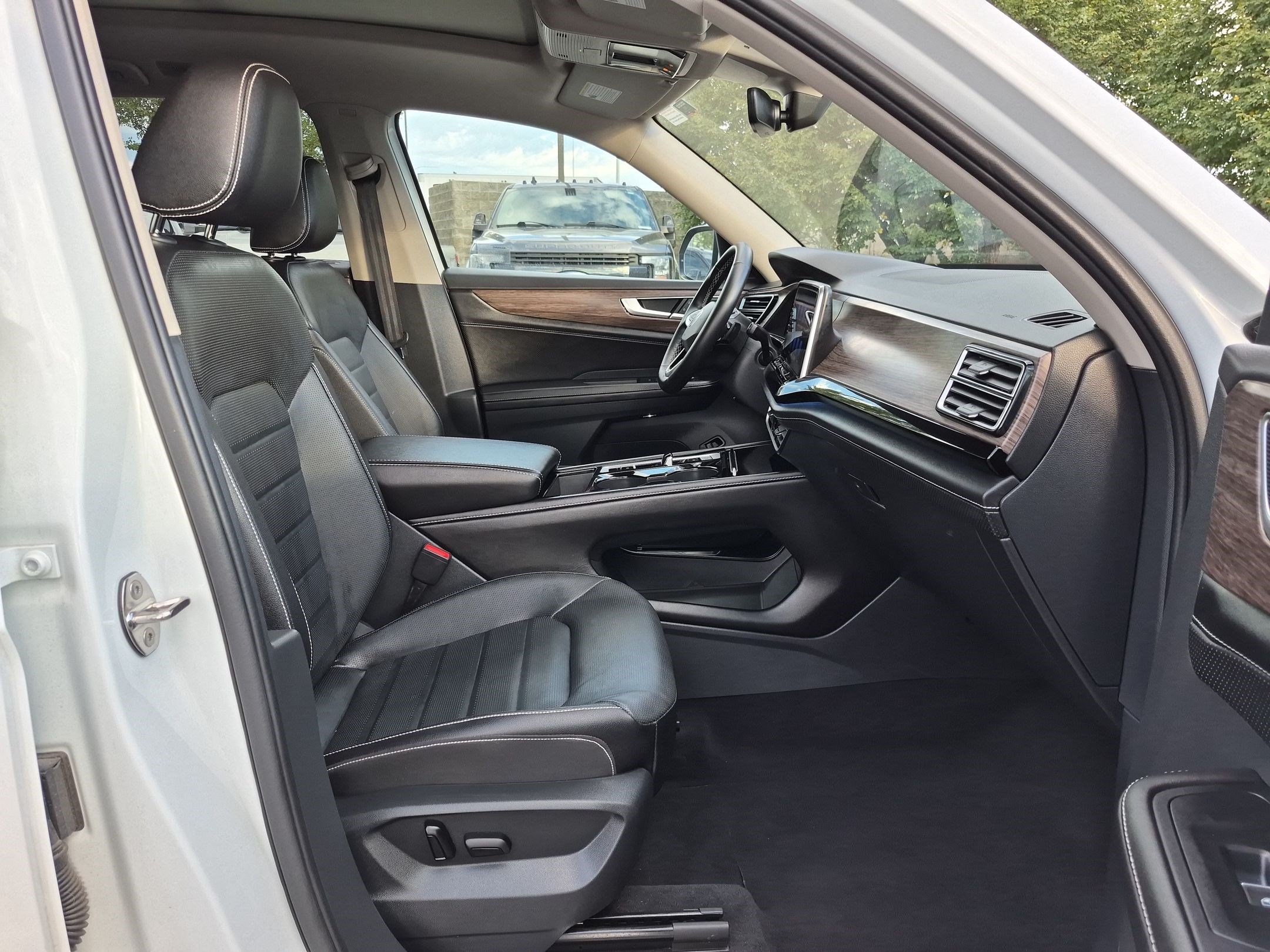 Used 2025 Volkswagen Atlas SEL AWD/4WD image 35