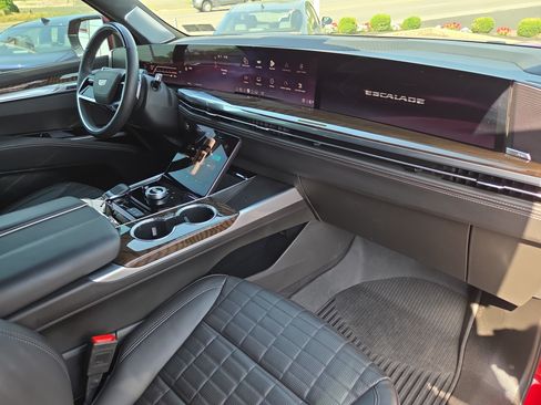 Used 2025 Cadillac Escalade Premium Luxury Platinum w/ LPO, Floor Liner Package AWD/4WD image 18
