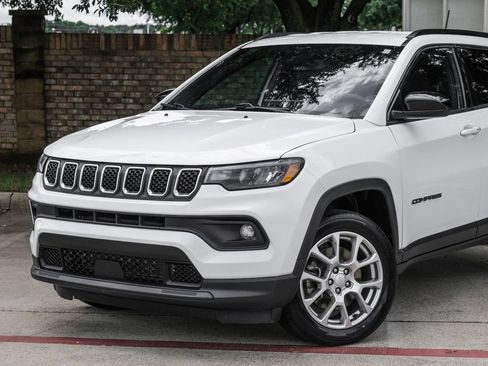 Used 2023 Jeep Compass Latitude AWD/4WD image 12