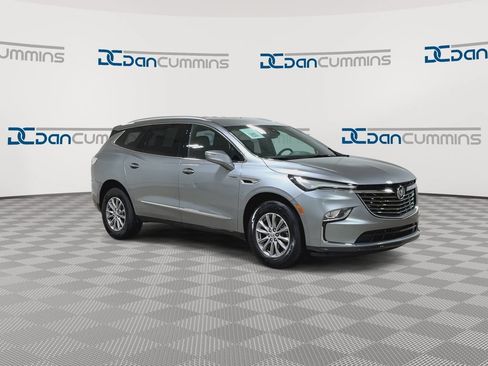 Used 2023 Buick Enclave Essence FWD image 2