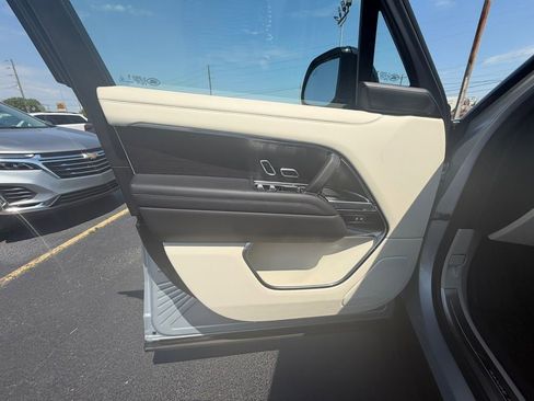 Used 2024 Land Rover Range Rover SE image 9