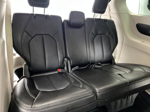 Used 2024 Chrysler Pacifica Touring-L FWD image 43