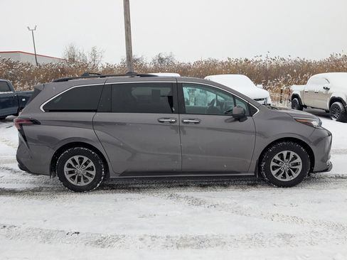 Used 2023 Toyota Sienna XLE image 9