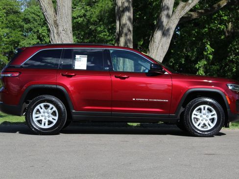 Used 2024 Jeep Grand Cherokee Laredo w/ Luxury Tech Group I AWD/4WD image 9