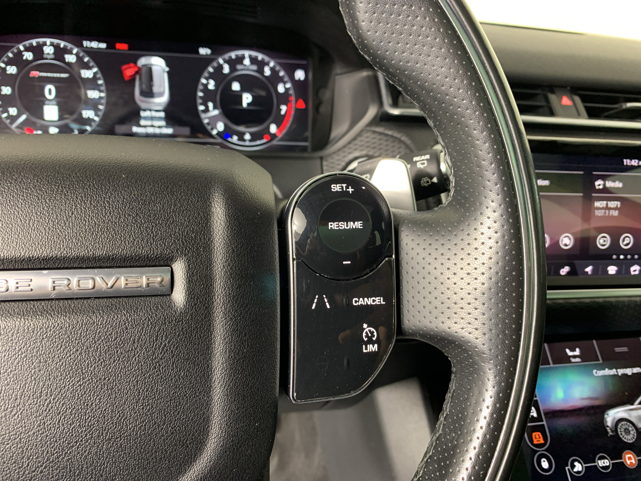 Used 2018 Land Rover Range Rover Velar R-Dynamic SE AWD/4WD image 18