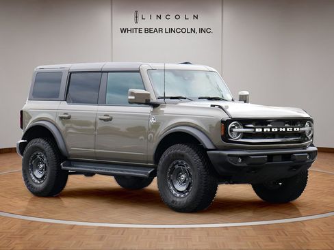 Used 2025 Ford Bronco Outer Banks w/ Sasquatch Package AWD/4WD image 10