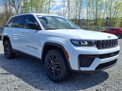 New 2026 Jeep Grand Cherokee Altitude AWD/4WD image 4