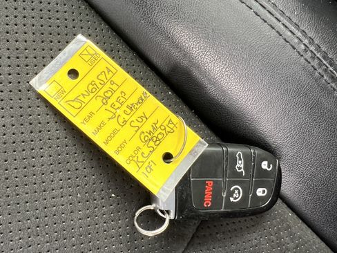 Used 2019 Jeep Grand Cherokee Altitude RWD image 38