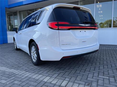 Used 2024 Chrysler Pacifica Touring-L FWD image 3