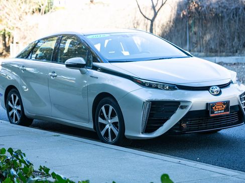 Used 2018 Toyota Mirai FWD image 3