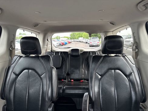 Used 2018 Chrysler Pacifica Touring-L Plus FWD image 27