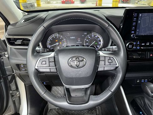 Used 2022 Toyota Highlander XLE AWD/4WD image 19
