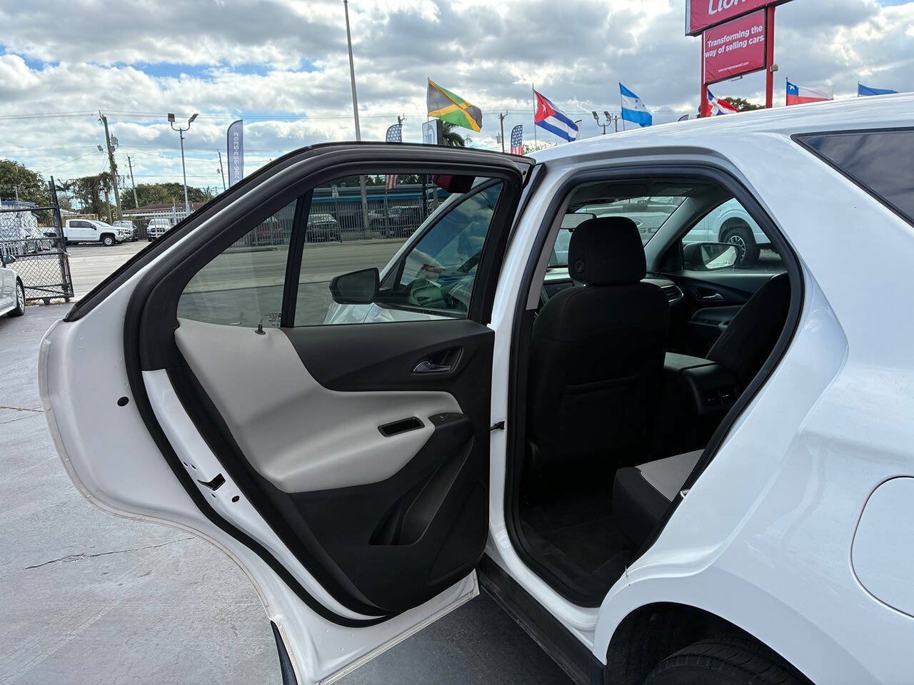 Used 2021 Chevrolet Equinox LS w/ LS Convenience Package AWD/4WD image 3