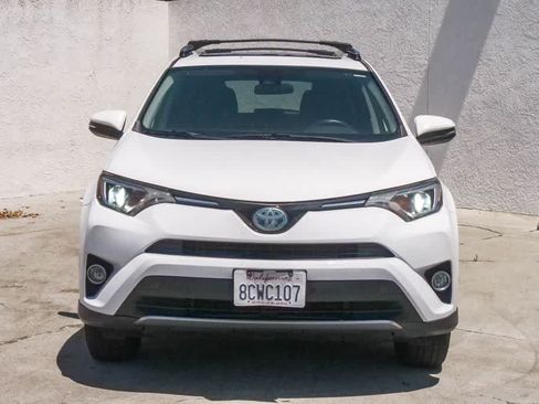 Used 2018 Toyota RAV4 XLE AWD/4WD image 2