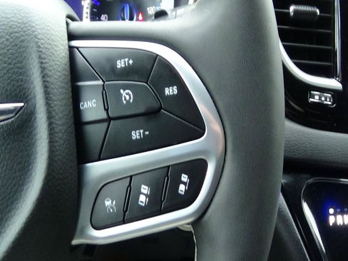 Certified 2025 Chrysler Pacifica Select FWD image 21