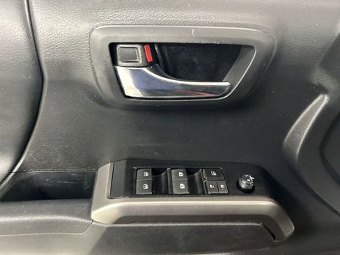 Used 2022 Toyota Tacoma Limited image 11