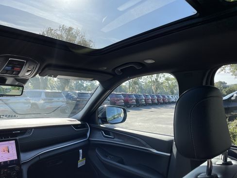 New 2025 Jeep Grand Cherokee Limited w/ Luxury Tech Group II image 63