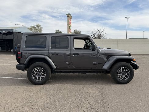 Used 2025 Jeep Wrangler Sahara image 5