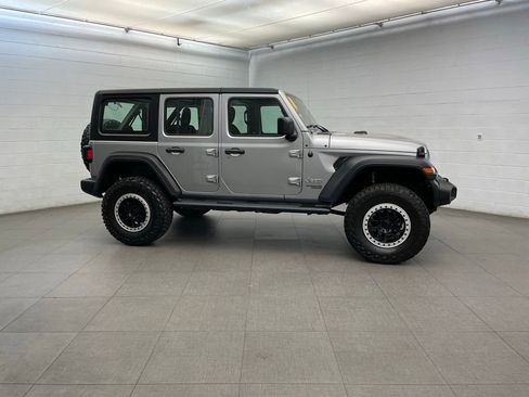 Used 2018 Jeep Wrangler Unlimited Sport AWD/4WD image 3