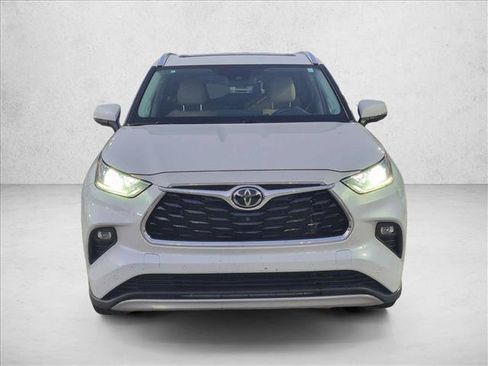 Used 2023 Toyota Highlander Platinum FWD image 2