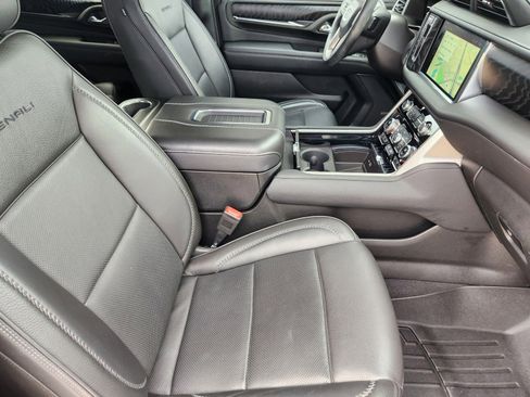 Used 2023 GMC Yukon Denali image 12