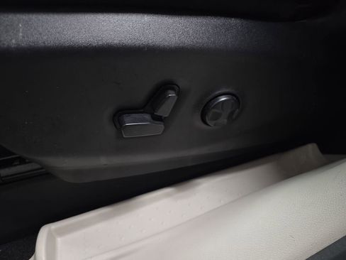 Used 2023 Chrysler Pacifica Touring-L image 30