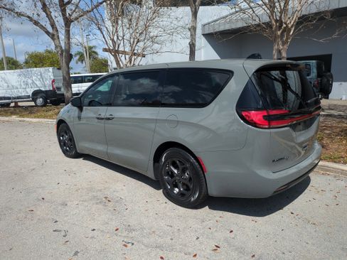 Used 2023 Chrysler Pacifica Limited w/ Uconnect Theater Family Group image 7