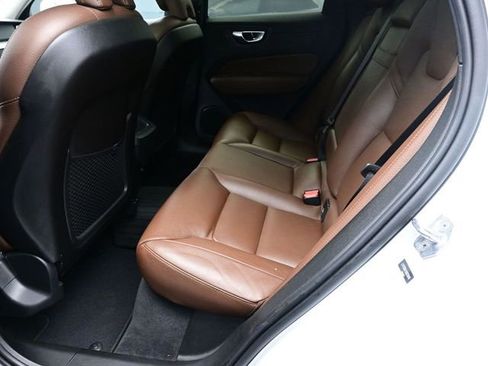 Used 2019 Volvo XC60 T5 Momentum w/ Premium Package image 21