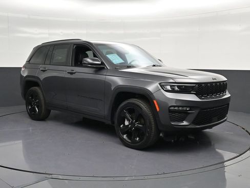 Used 2025 Jeep Grand Cherokee Limited w/ Black Appearance Package RWD image 5
