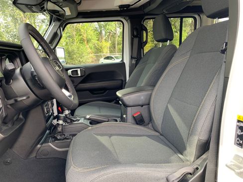 Used 2025 Jeep Wrangler Sahara image 25