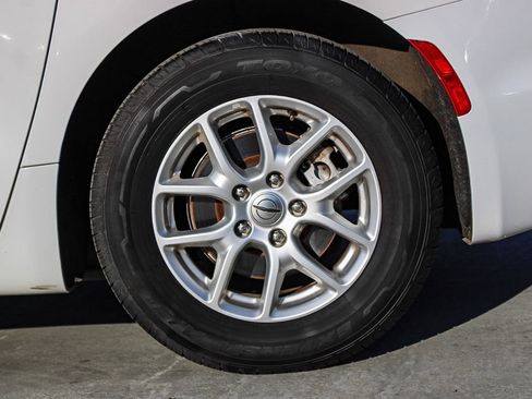 Used 2022 Chrysler Pacifica Touring-L FWD image 9