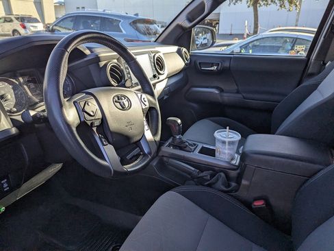 Used 2021 Toyota Tacoma TRD Sport w/ Technology Package image 9