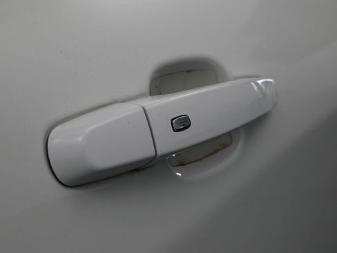 Used 2021 Chevrolet Equinox LS image 36