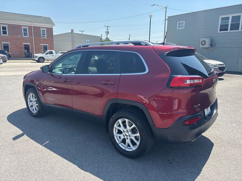 Used 2016 Jeep Cherokee Latitude w/ Cold Weather Group AWD/4WD image 2