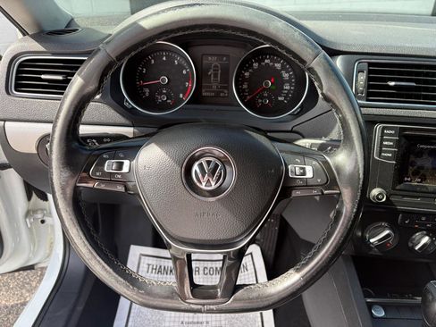 Used 2017 Volkswagen Jetta SE image 5