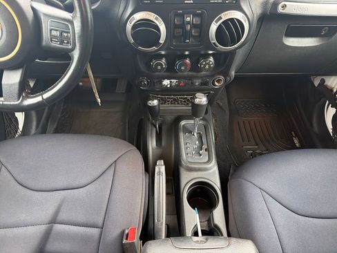 Used 2016 Jeep Wrangler Unlimited Sahara w/ Connectivity Group image 14