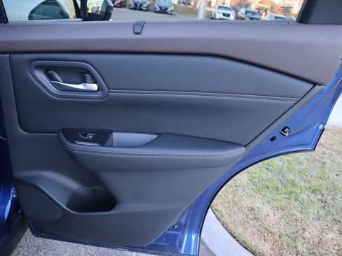 Used 2023 Nissan Rogue SL w/ SL Premium Package image 48