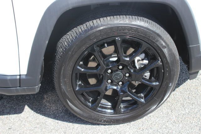 Used 2025 Jeep Compass Latitude w/ Convenience Group AWD/4WD image 34