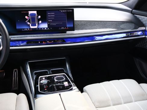 Used 2023 BMW 760i xDrive w/ Executive Package image 12