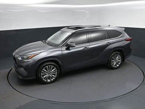 Used 2023 Toyota Highlander Platinum FWD image 32