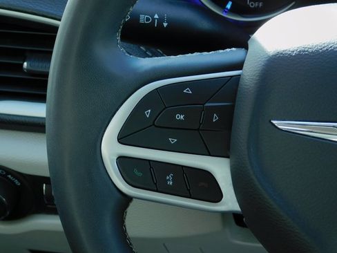 Used 2024 Chrysler Pacifica Select image 18