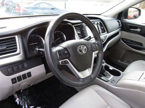 Used 2016 Toyota Highlander XLE image 13
