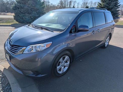 Used 2017 Toyota Sienna LE image 5