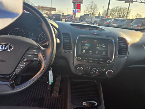 Used 2017 Kia Forte S image 7