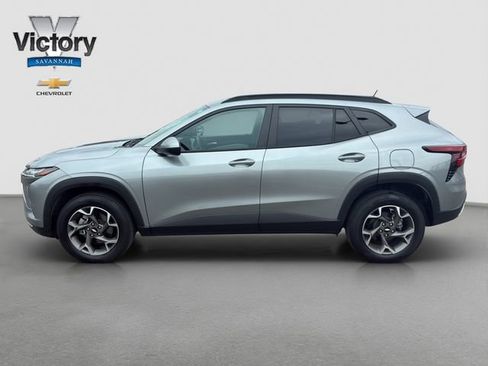 Used 2024 Chevrolet Trax LT w/ Driver Confidence Package FWD image 4