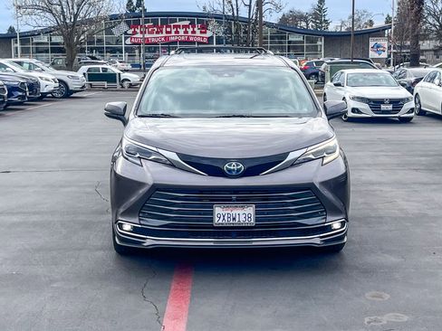 Used 2024 Toyota Sienna Platinum image 6