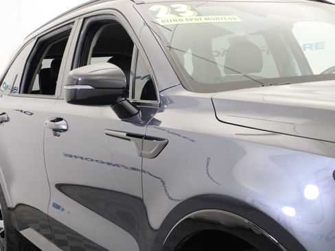 Used 2023 Kia Sorento EX image 3