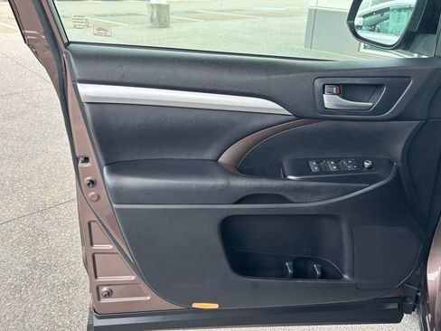 Used 2019 Toyota Highlander XLE image 28